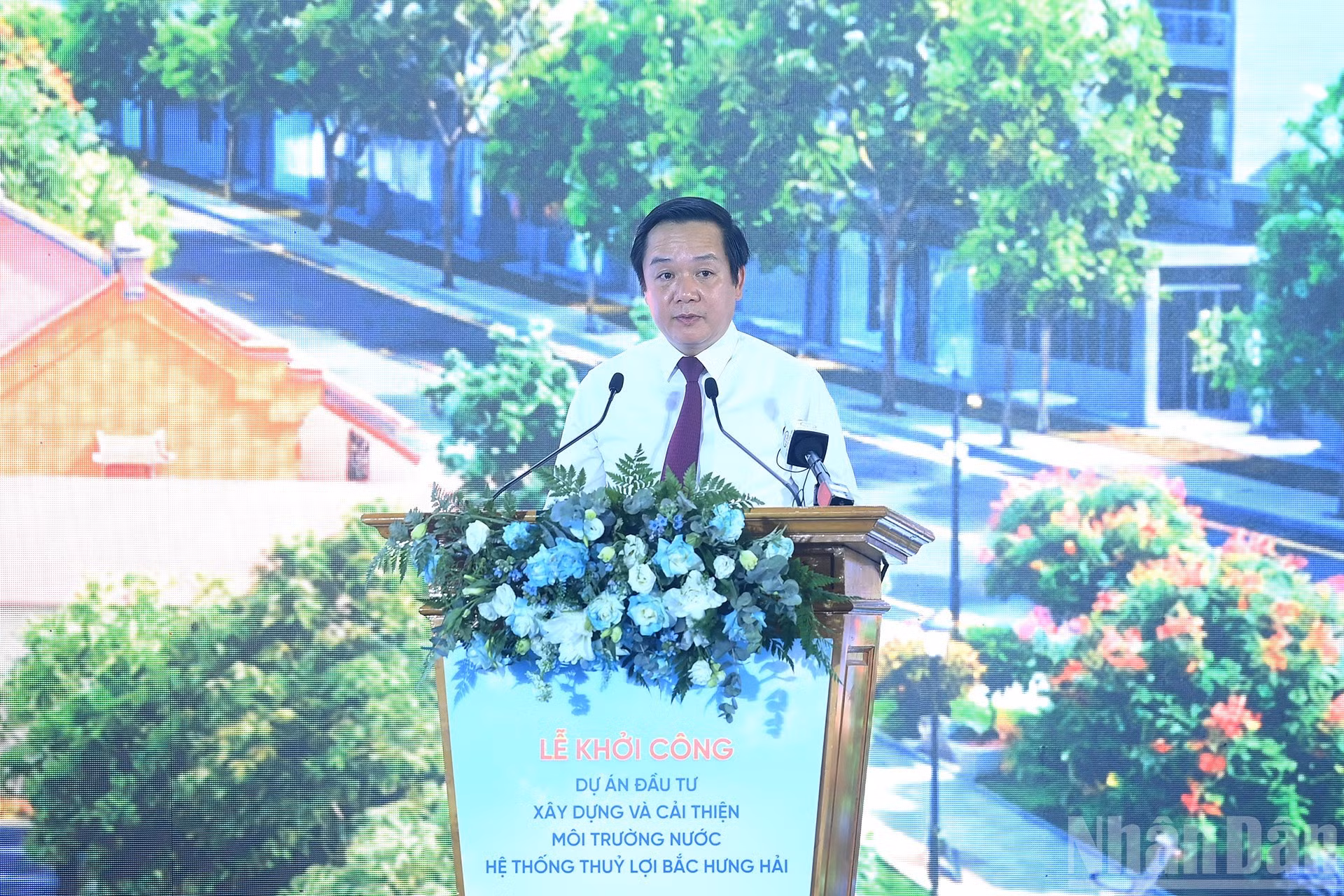 El secretario del Comité del Partido Comunista de Vietnam en la provincia de Hung Yen, Pham Quang Ngoc, interviene en el acto.
