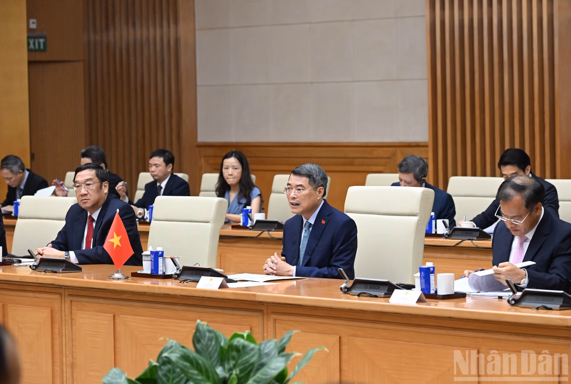 El premier vietnamita, Le Minh Hung y miembros del Gobierno vietnamita durante la cita.