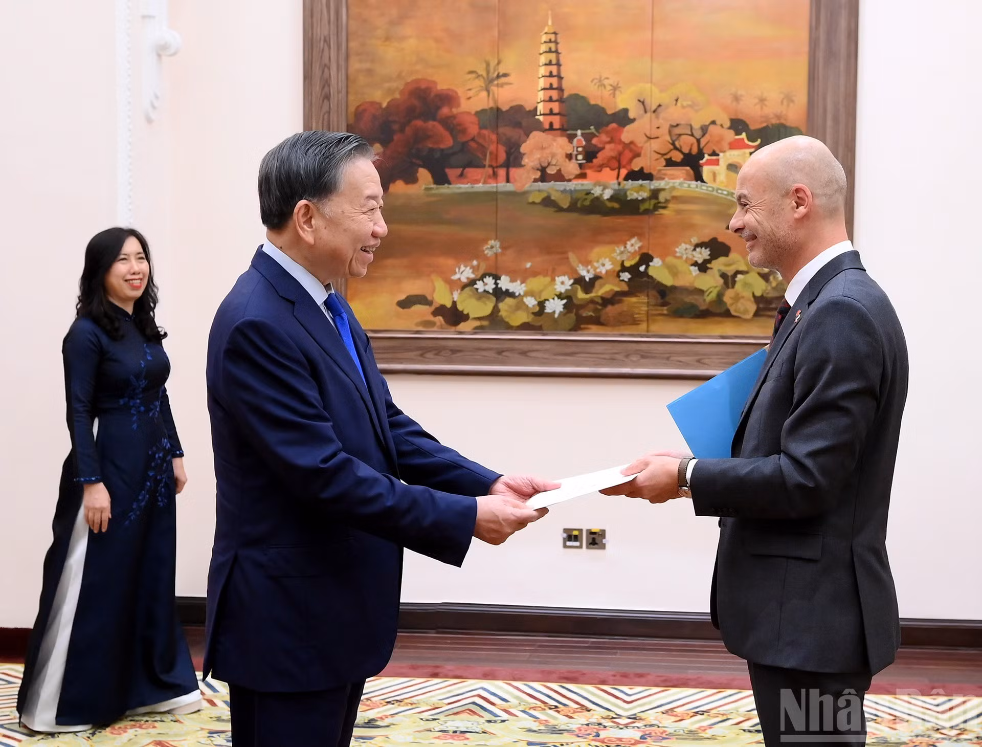 El secretario general del Partido Comunista y presidente de Vietnam, To Lam, recibe las cartas credenciales del embajador de Francia, Didier Le Bret.