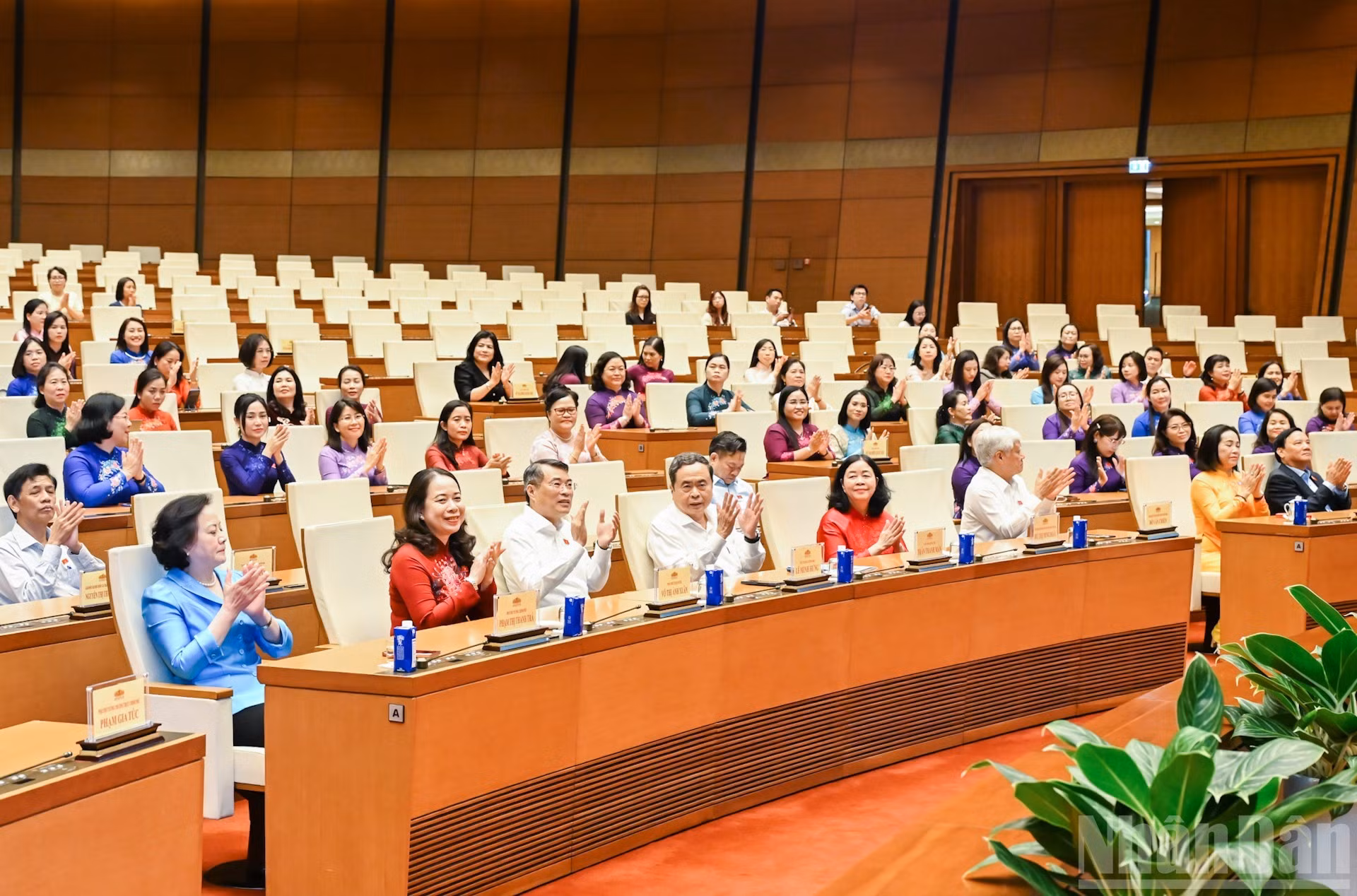El primer ministro, Le Minh Hung, y el presidente de la Asamblea Nacional, Tran Thanh Man, junto con dirigentes del Partido y del Estado y los delegados en el encuentro. (Foto: Duy Linh)