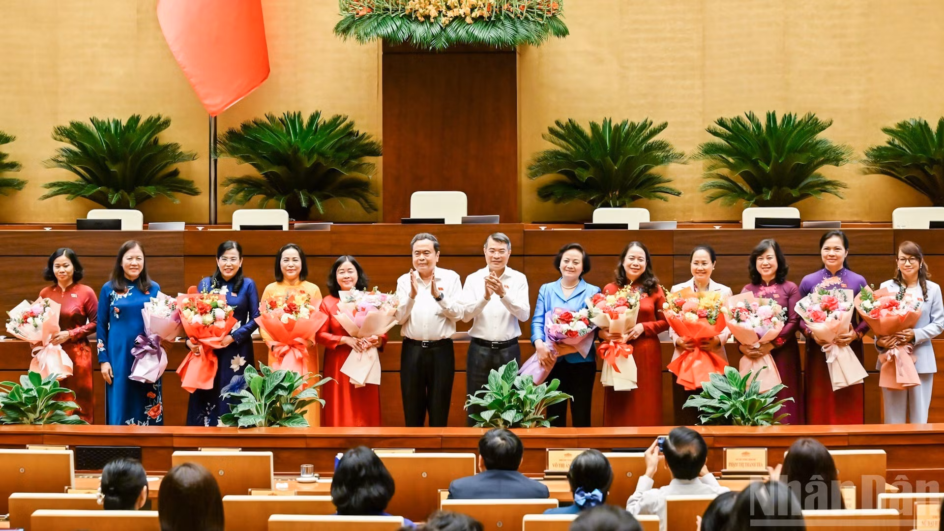 El primer ministro Le Minh Hung; el presidente de la Asamblea Nacional, Tran Thanh Man, y diputadas. (Foto: Duy Linh)