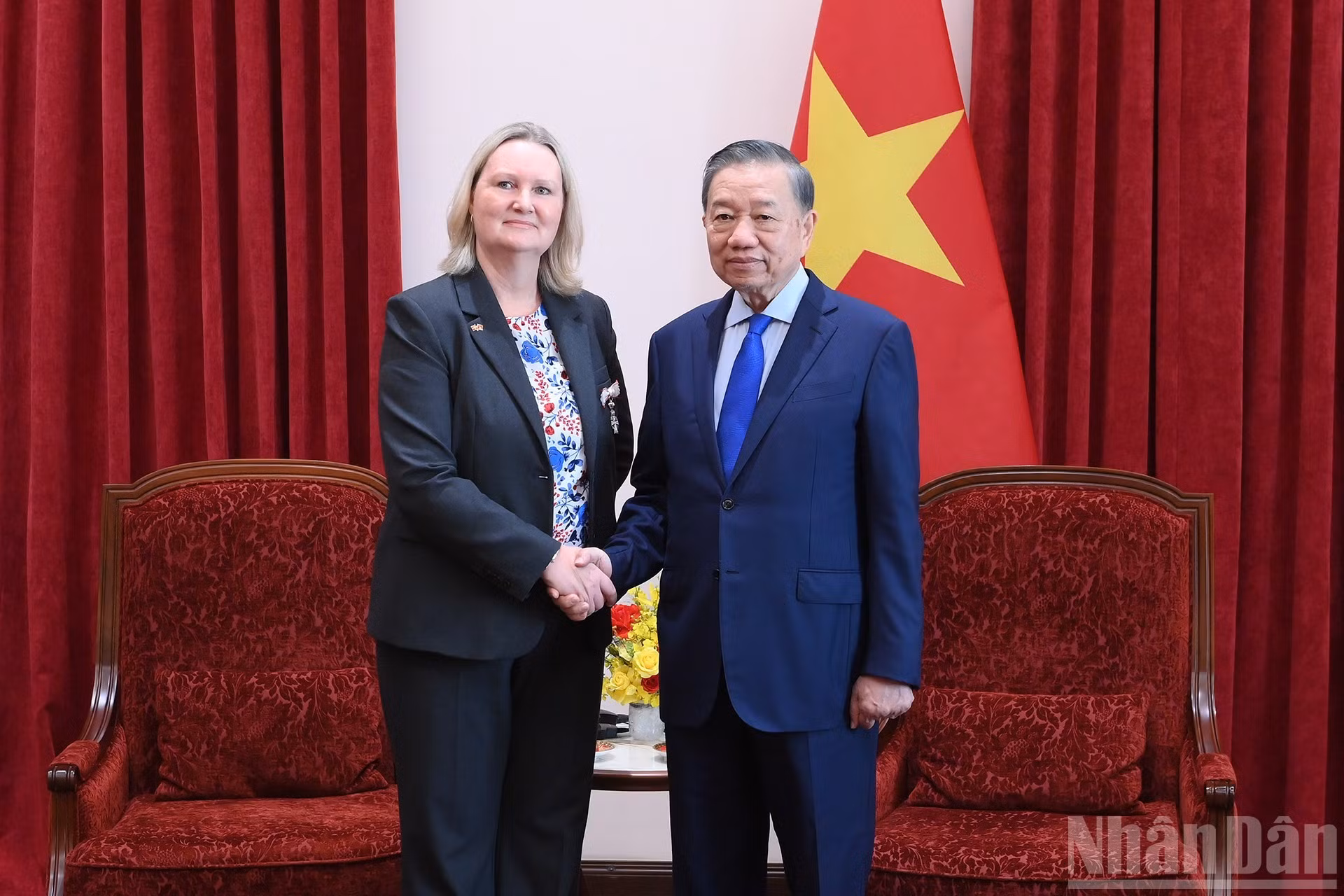 El secretario general del Partido Comunista y presidente de Vietnam, To Lam, recibe a la embajadora de Dinamarca, Lina Gandløse Hansen.