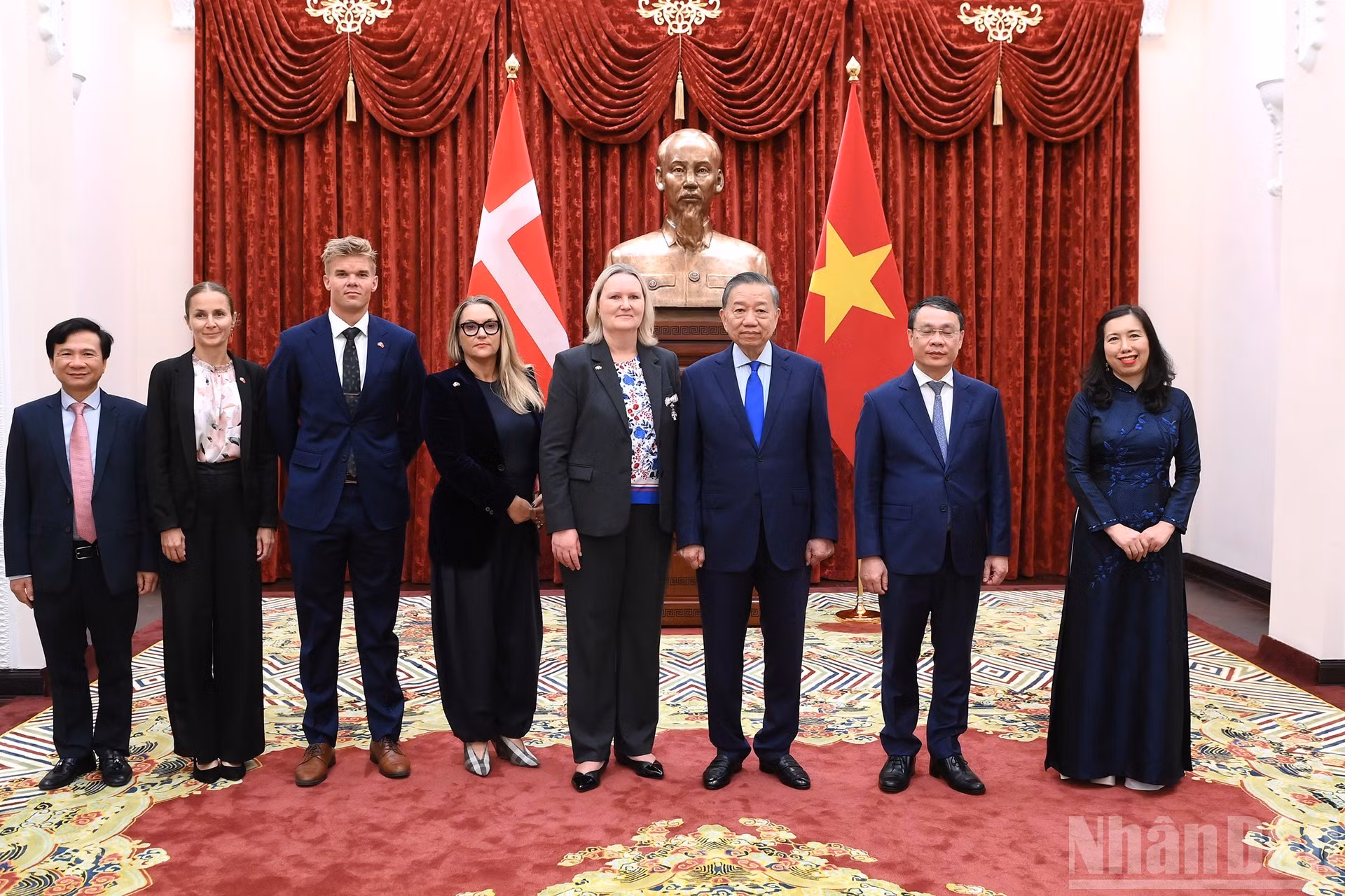 El secretario general del Partido Comunista y presidente de Vietnam, To Lam; la embajadora de Dinamarca, Lina Gandløse Hansen, y los delegados.