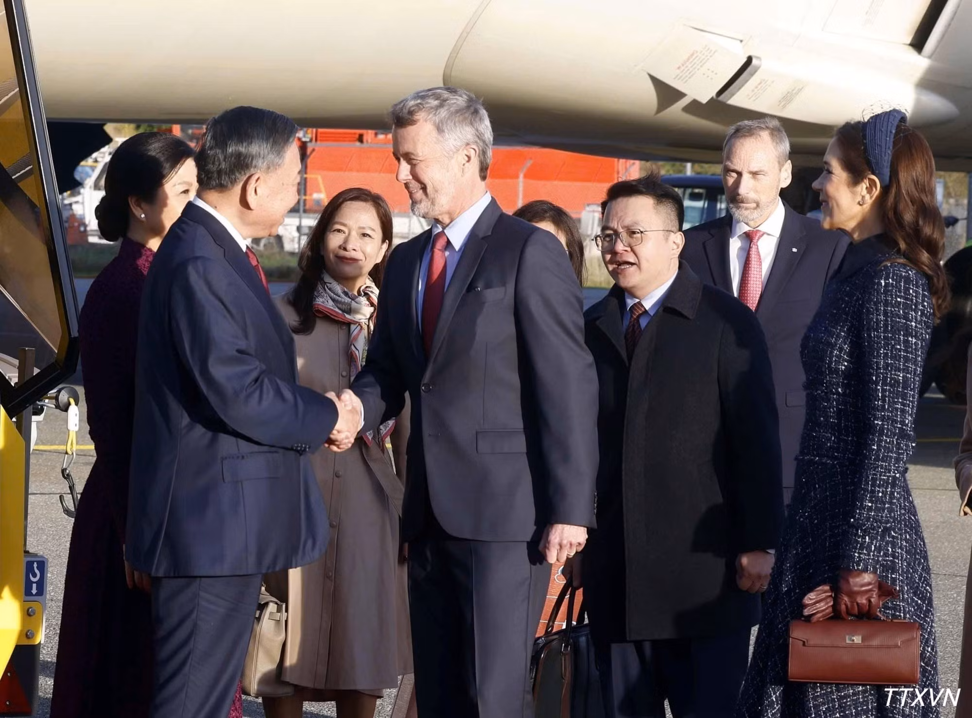 Los reyes Federico X y María de Dinamarca dan la bienvenida al secretario general del Partido Comunista y presidente de Vietnam, To Lam, junto a su esposa, Ngo Phuong Ly, en el Aeropuerto Internacional de Copenhague. (Foto: VNA)