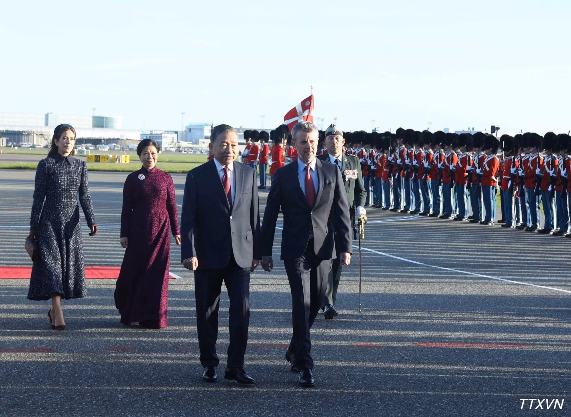 Los reyes Federico X y María presiden en el Aeropuerto Internacional de Copenhague la ceremonia oficial de bienvenida en honor al máximo dirigente de Vietnam, To Lam, y a su esposa, Ngo Phuong Ly. (Foto: VNA)