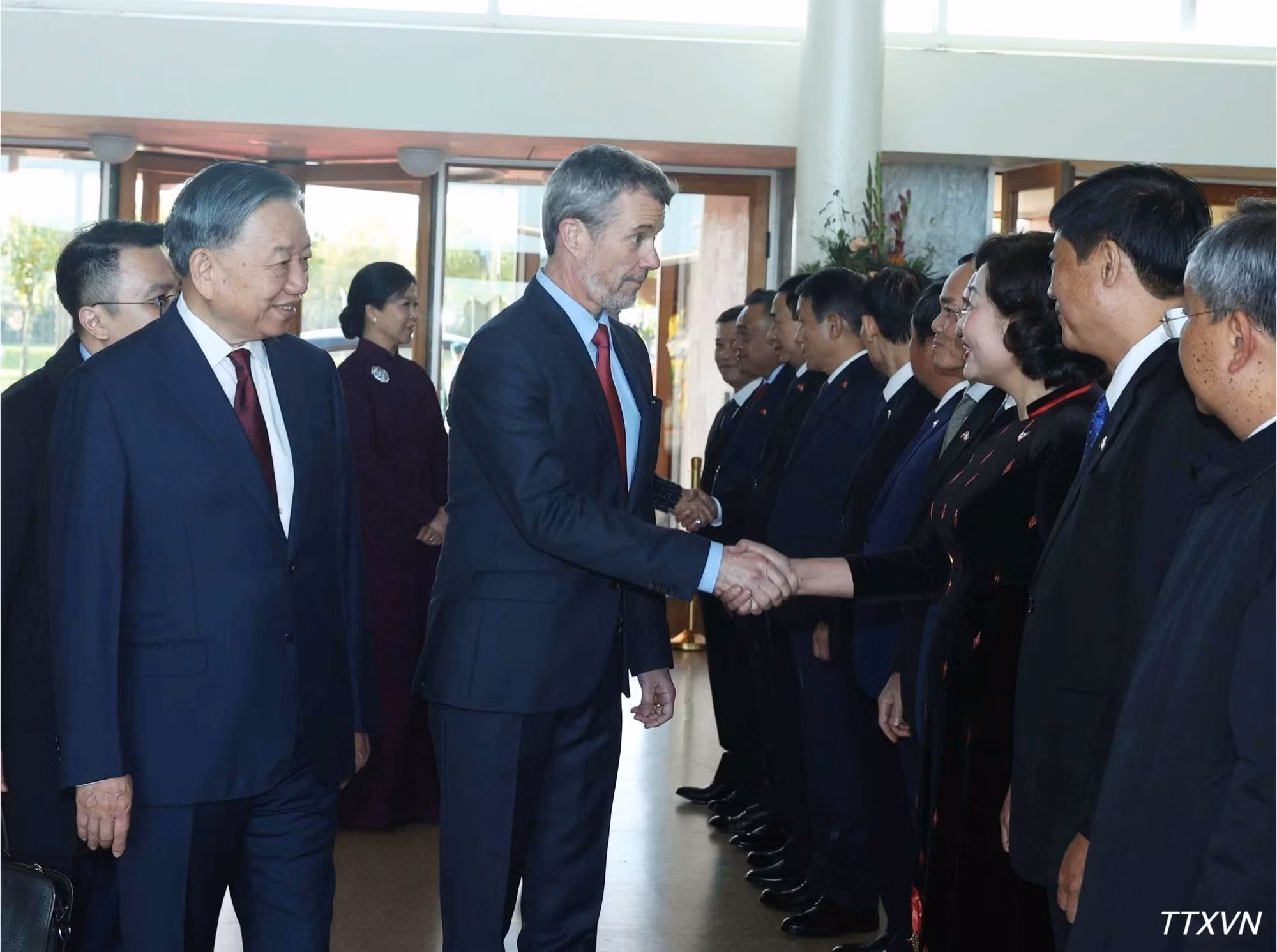 El secretario general del Partido Comunista y presidente de Vietnam, To Lam, presenta a los integrantes de la delegación de alto nivel vietnamita a los reyes Federico X y María. (Foto: VNA)