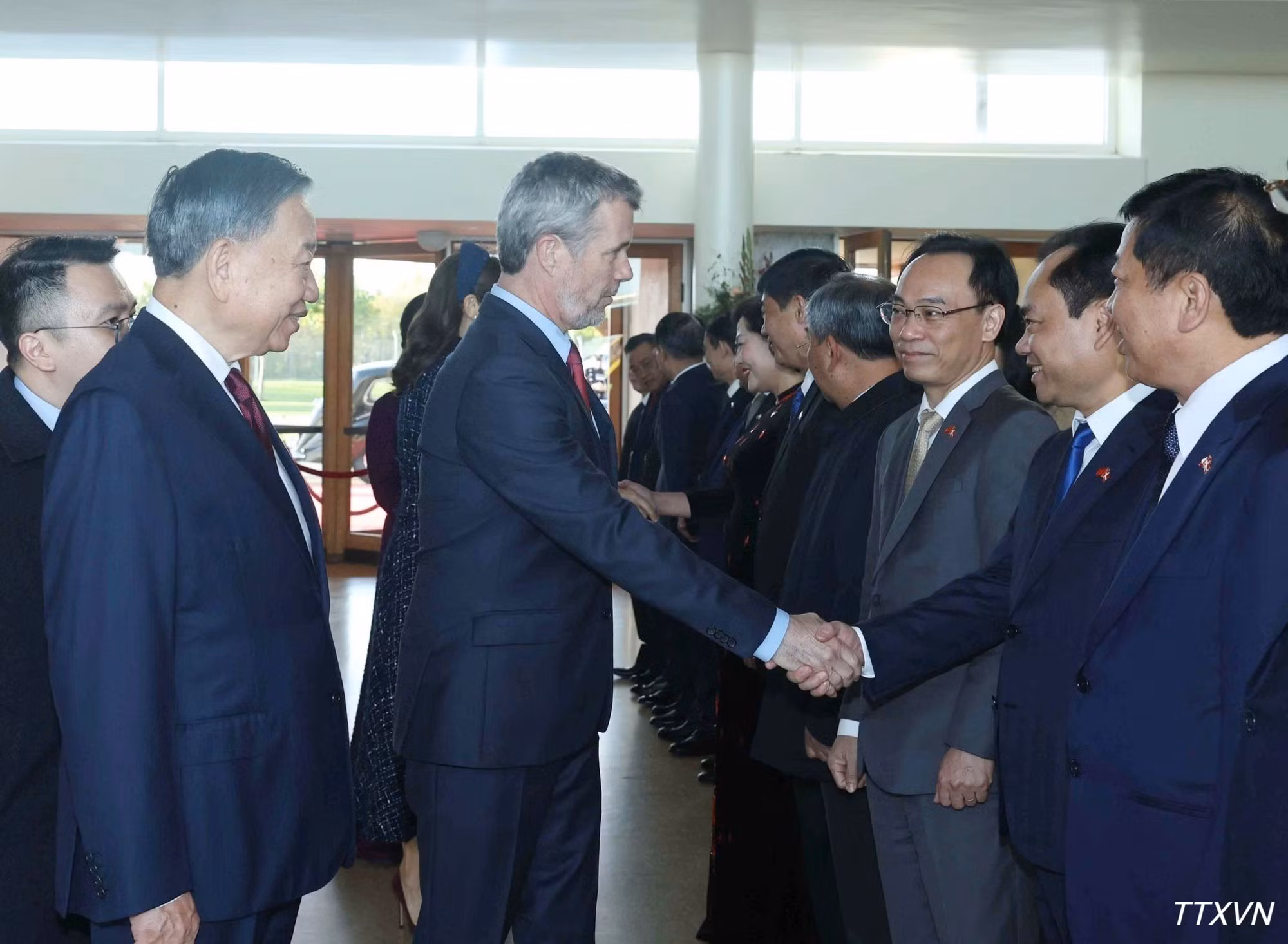 El secretario general del Partido Comunista y presidente de Vietnam, To Lam, presenta a los integrantes de la delegación de alto nivel vietnamita a los reyes Federico X y María. (Foto: VNA)