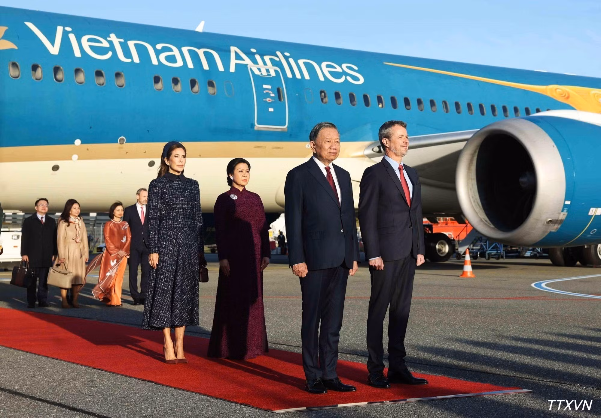 Los reyes Federico X y María presiden en el Aeropuerto Internacional de Copenhague la ceremonia oficial de bienvenida en honor al máximo dirigente de Vietnam, To Lam, y a su esposa, Ngo Phuong Ly. (Foto: VNA)
