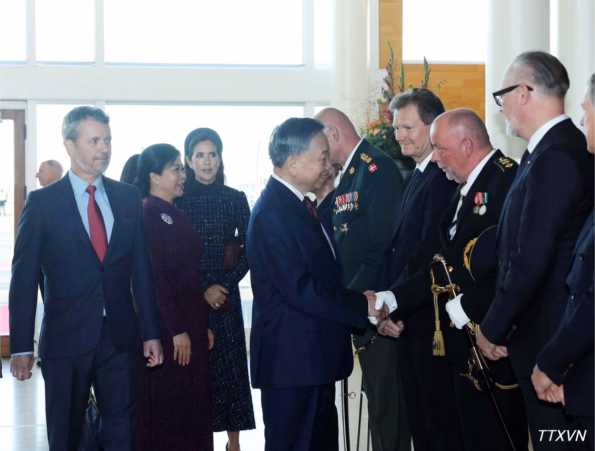 El rey de Dinamarca, Federico X, presenta a los integrantes de la delegación danesa al secretario general del Partido Comunista y presidente de Vietnam, To Lam, y su esposa, Ngo Phuong Ly. (Foto: VNA)