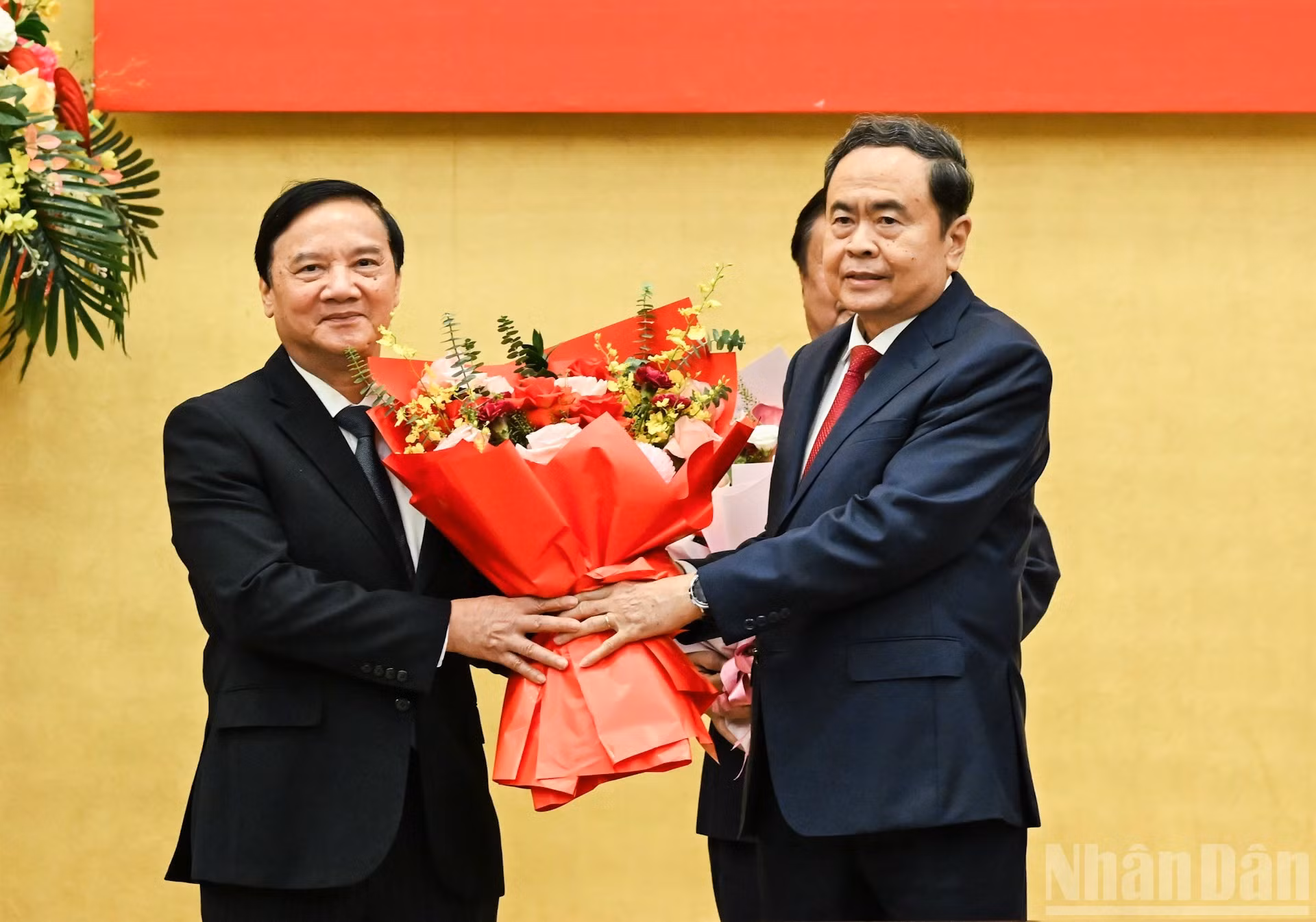 El presidente de la Asamblea Nacional vietnamita, Tran Thanh Man, entrega la insignia por 35 años de membresía del PCV y flores a Nguyen Khac Dinh, vicepresidente del Parlamento vietnamita. (Foto: Duy Linh)