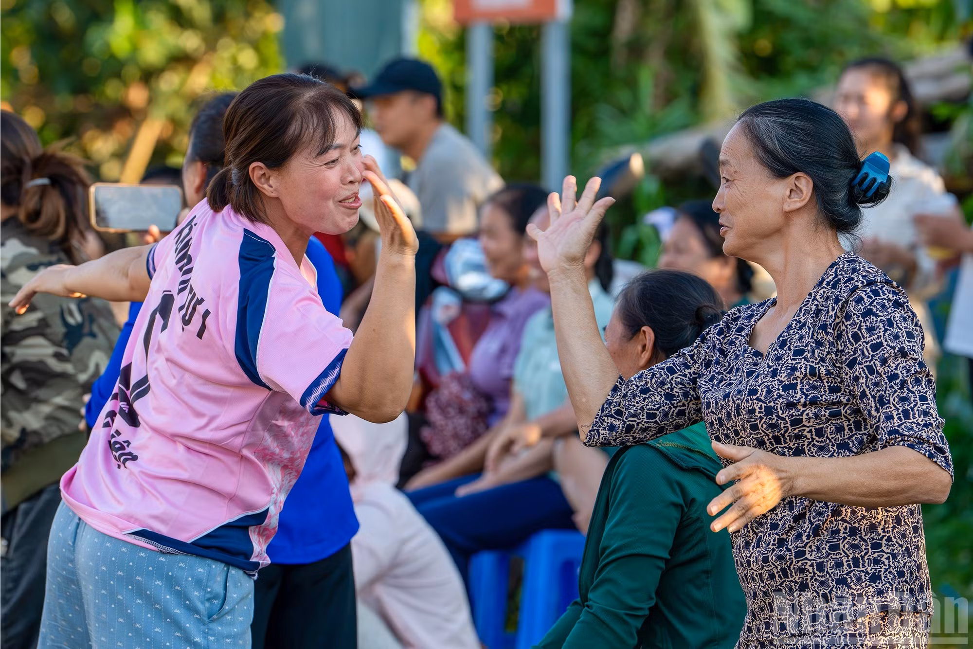 Los vítores y aplausos convierten los partidos en un espacio de encuentro comunitario, donde las mujeres pueden expresarse y compartir la alegría de jugar juntas.