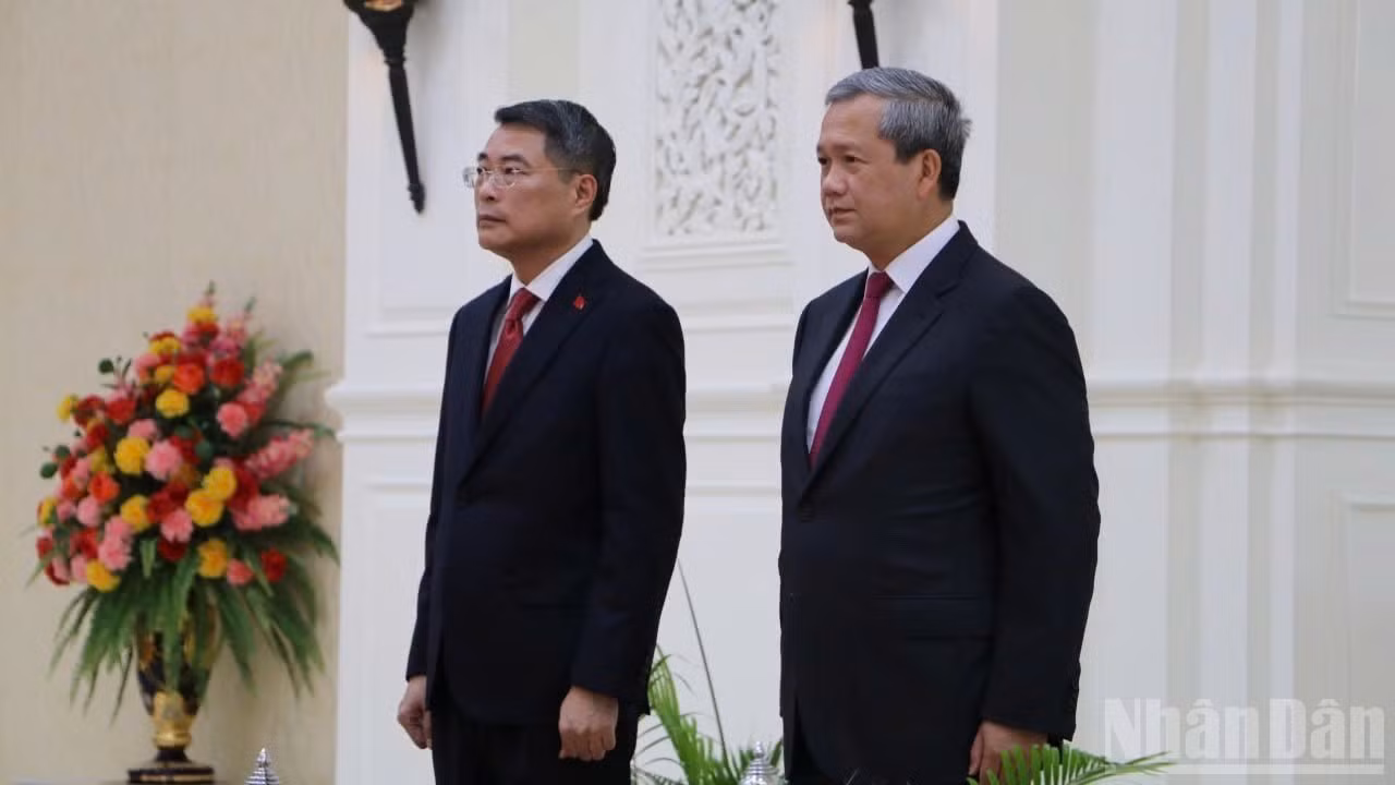 El primer ministro vietnamita, Le Minh Hung, y su similar de Camboya, Hun Manet. (Foto: Huy Vu)