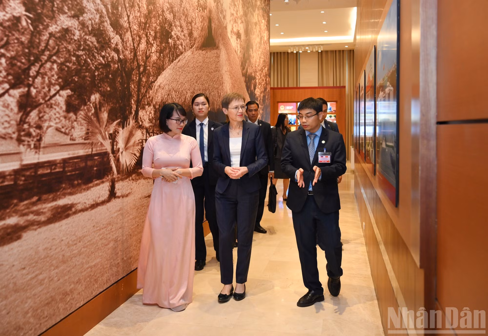 La primera ministra del Principado de Liechtenstein, Brigitte Haas, visita el Museo de la Asamblea Nacional de Vietnam.