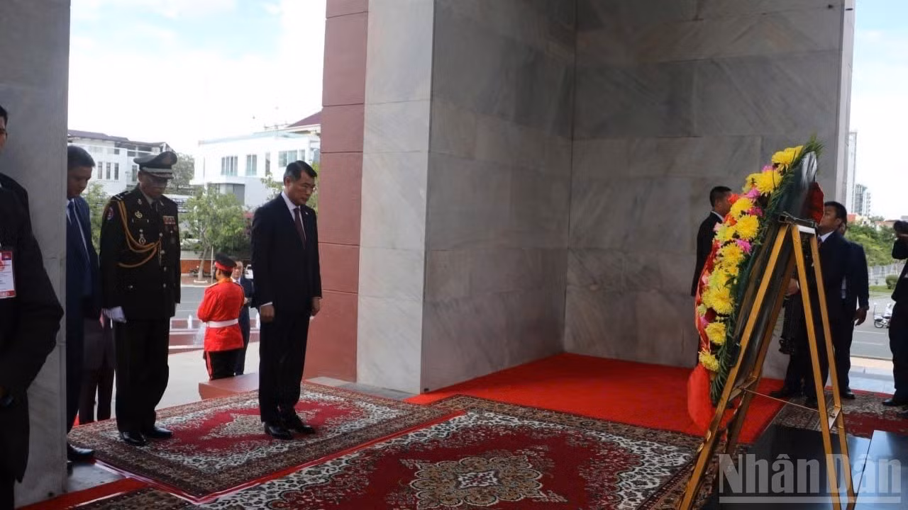 El primer ministro Le Minh Hung, y la delegación de alto nivel de Vietnam depositan ofrendas florales en el Monumento a la Independencia. (Foto: Huy Vu)