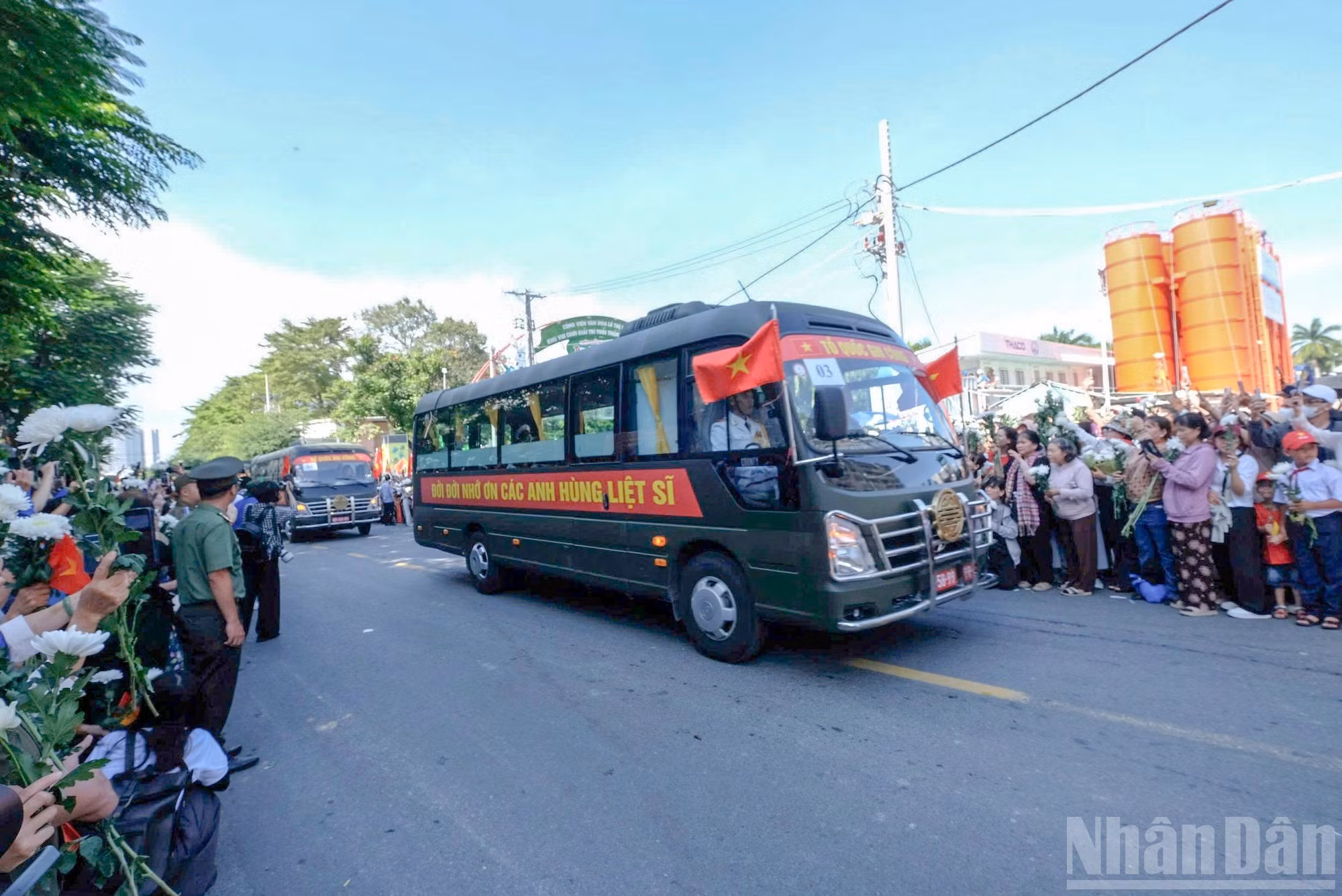 A ambos lados de la calle, numerosos ciudadanos siguen en silencio el convoy tras su salida del Parque Le Thi Rieng.