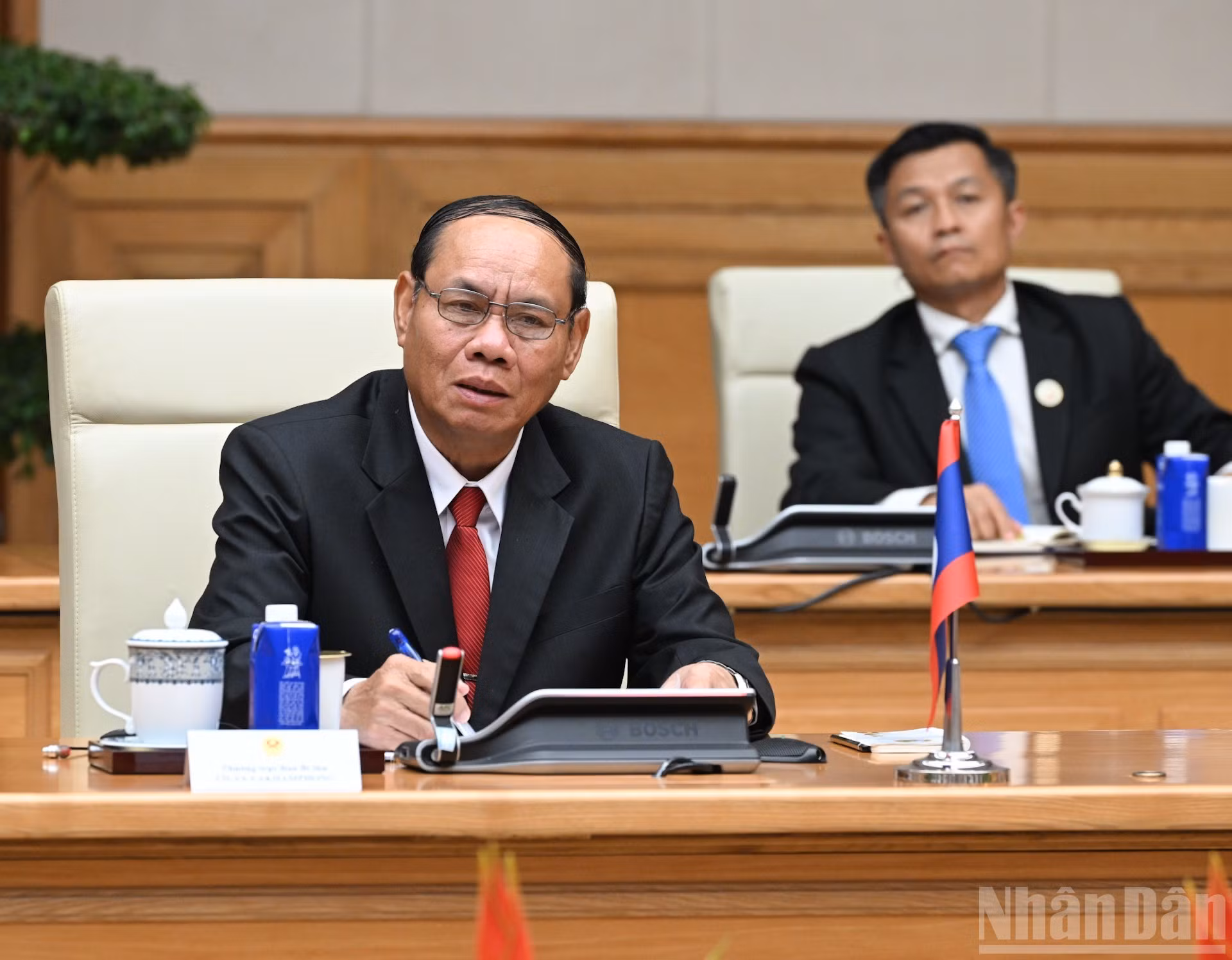 Vilay Lakhamfong, miembro permanente del Secretariado del Comité Central del Partido Popular Revolucionario de Laos, interviene en el acto.