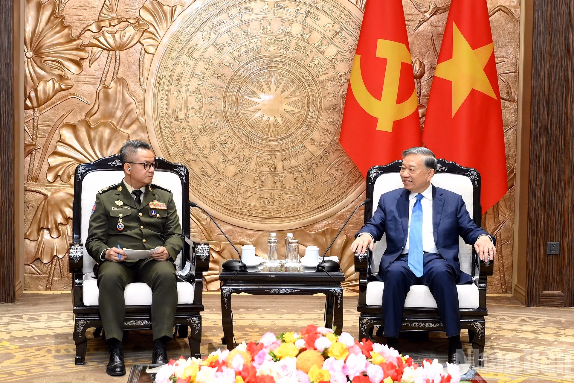 El secretario general del Partido Comunista de Vietnam y presidente del país, To Lam, recibe al general Tea Seiha, viceprimer ministro y ministro de Defensa de Camboya.