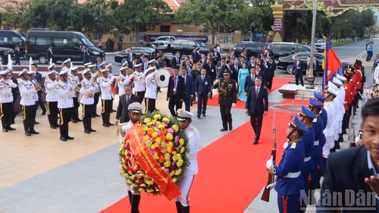 El primer ministro Le Minh Hung, y la delegación de alto nivel de Vietnam depositan ofrendas florales en el Monumento a la Independencia. (Foto: Huy Vu)