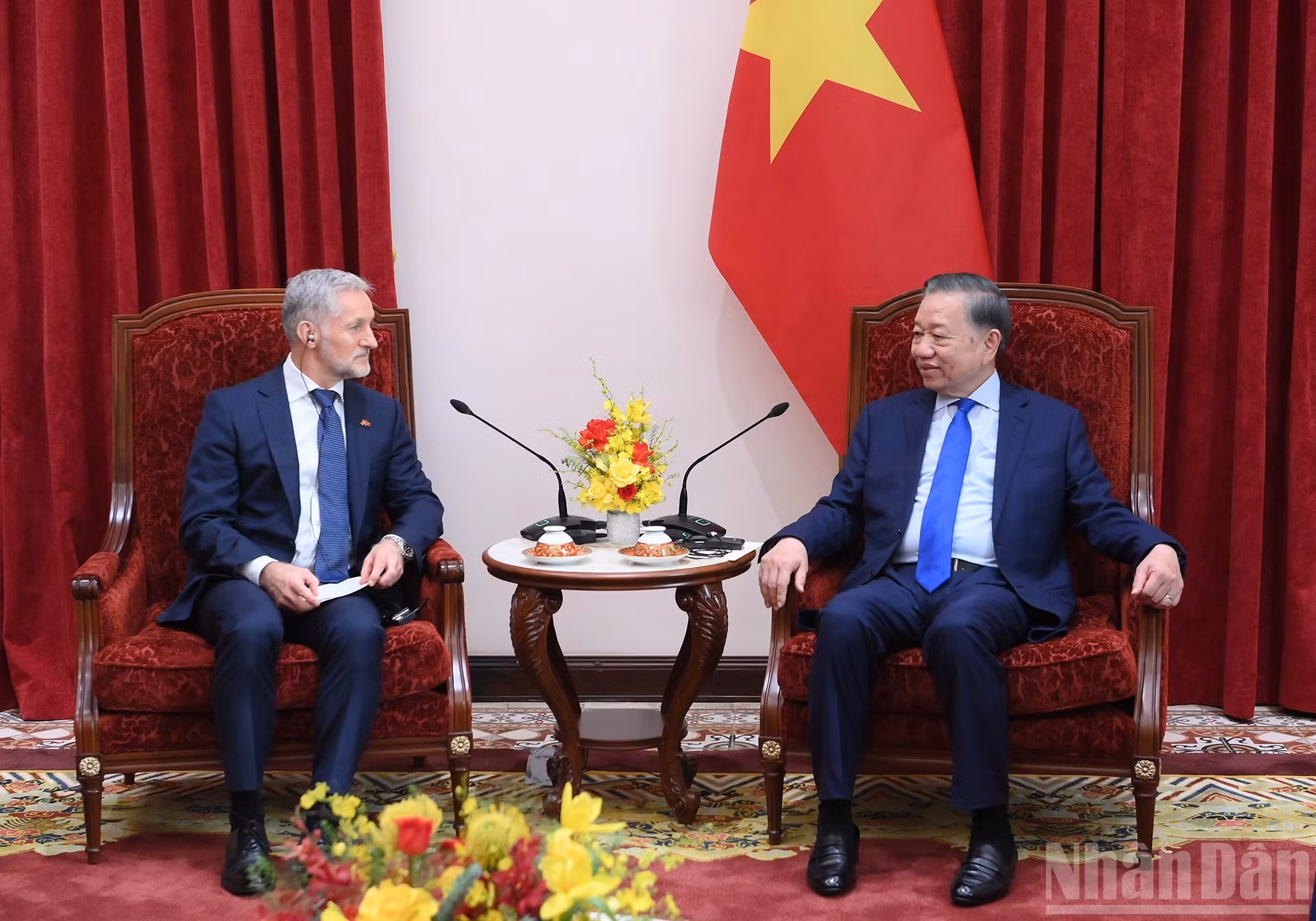El secretario general del Partido Comunista y presidente de Vietnam, To Lam, recibe al embajador de Noruega, Stein Iversen.