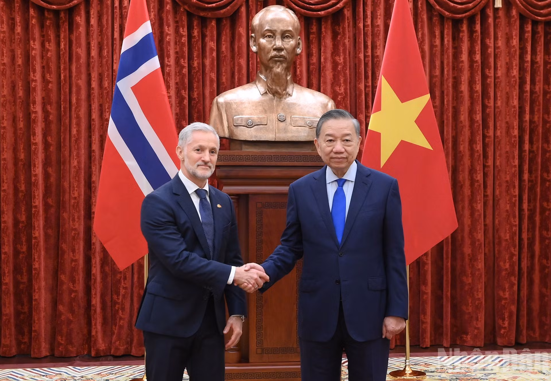 El secretario general del Partido Comunista y presidente de Vietnam, To Lam, y el embajador de Noruega, Stein Iversen.
