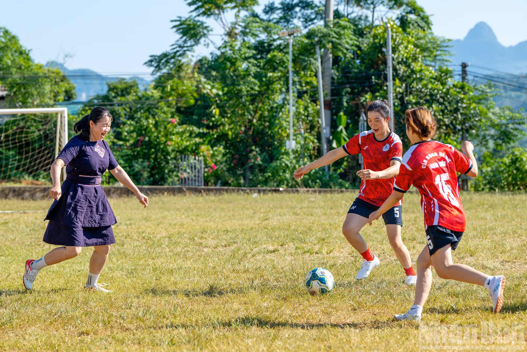 Tras debutar en el primer Campeonato de Fútbol Femenino de las Minorías Étnicas de Vietnam, celebrado en 2026 en la provincia de Lao Cai, el equipo femenino de la comuna de Nam Tuan se constituyó oficialmente el 27 de septiembre.