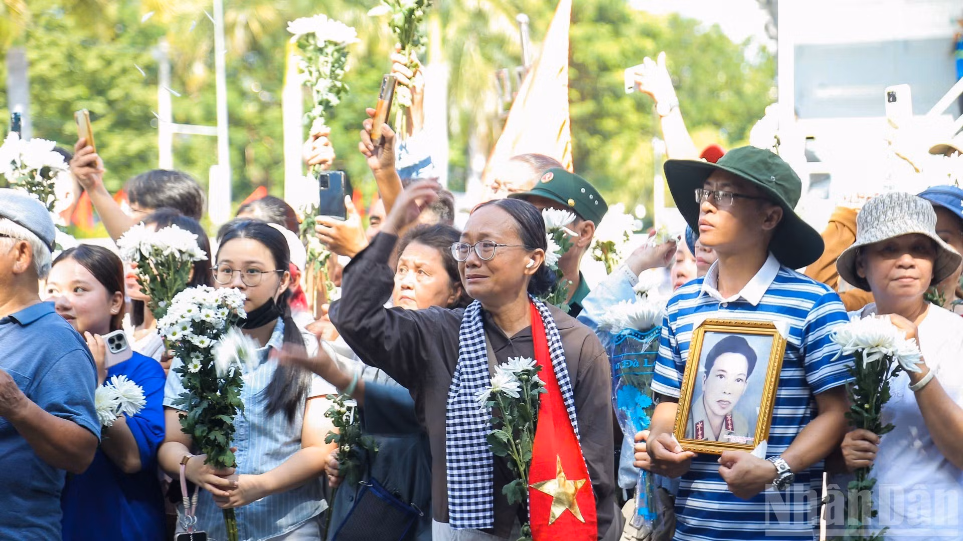 Ciudadanos de Ciudad Ho Chi Minh dan el último adiós a los mártires.