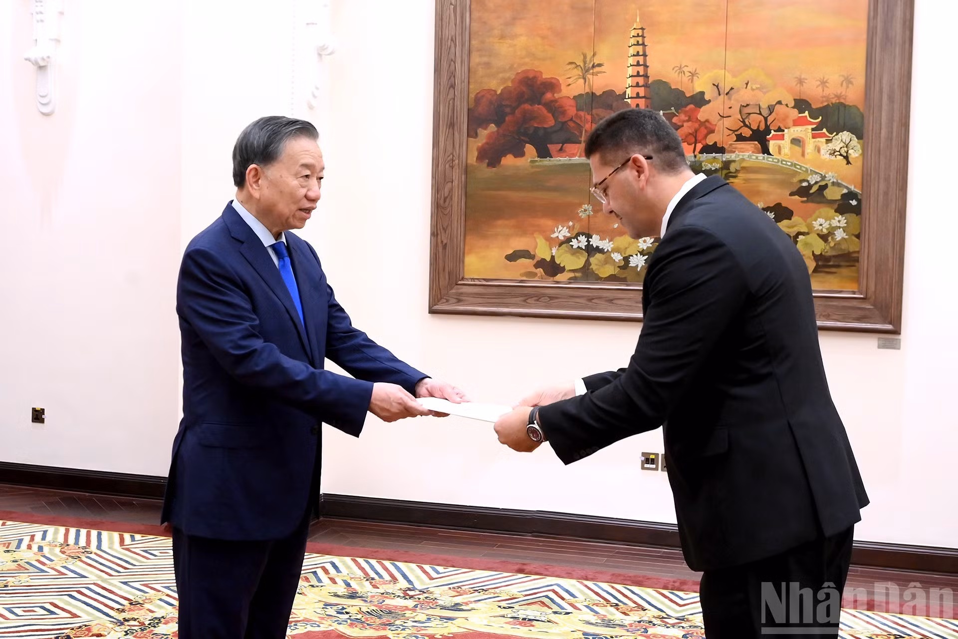El secretario general del Partido Comunista y presidente de Vietnam, To Lam, recibe las cartas credenciales del embajador de Palestina, Shadi Abu Zarqa.