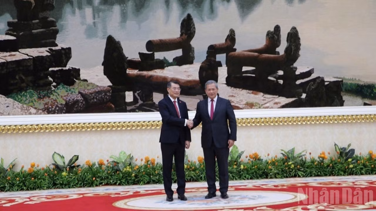 El primer ministro vietnamita, Le Minh Hung, y su similar camboyano, Hun Manet. (Foto: Huy Vu)