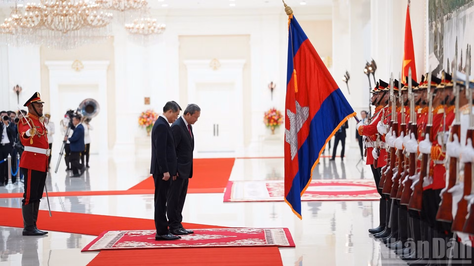 Los dos primeros pasan revista a la Guardia de Honor del Ejército Real de Camboya. (Foto: Dinh Truong)