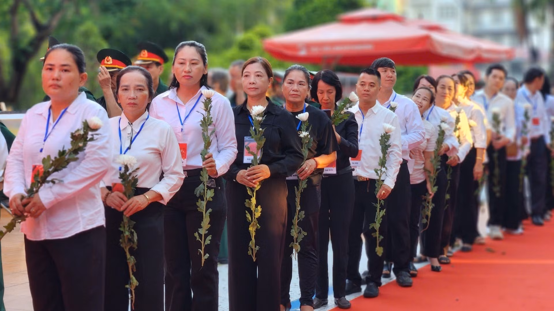 Los ciudadanos de Ciudad Ho Chi Minh rinden tributo a los héroes caídos.