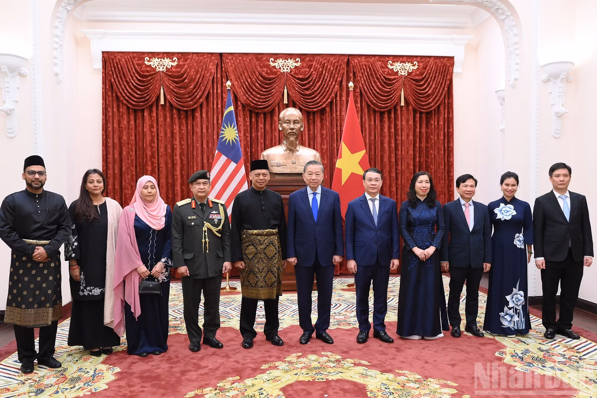El secretario general del Partido Comunista y presidente de Vietnam, To Lam; el embajador de Malasia, Jamal Sharifuddin Bin Johan, y los delegados.