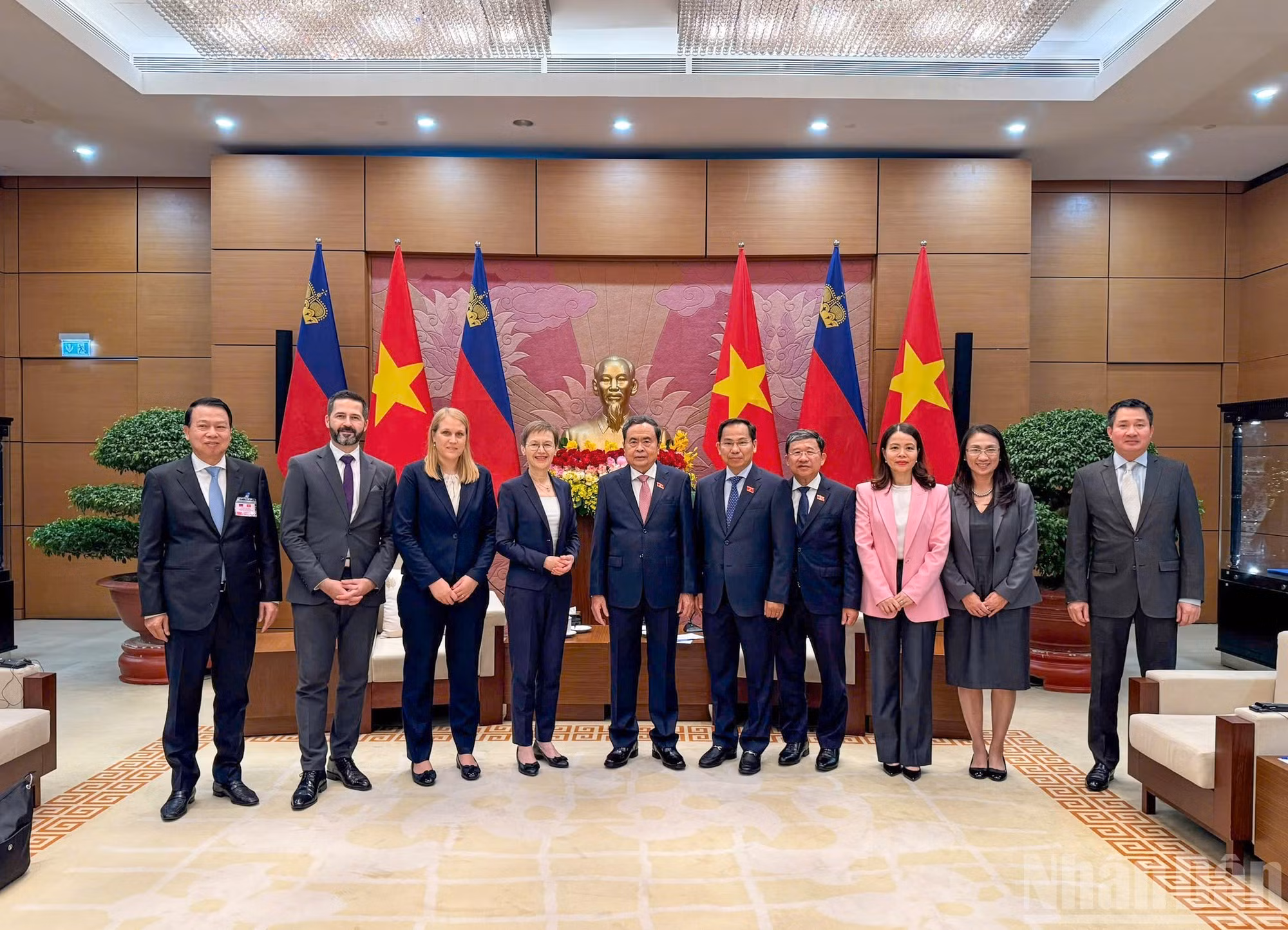 El presidente de la Asamblea Nacional de Vietnam, Tran Thanh Man, y la primera ministra del Principado de Liechtenstein, Brigitte Haas, junto con los delegados.