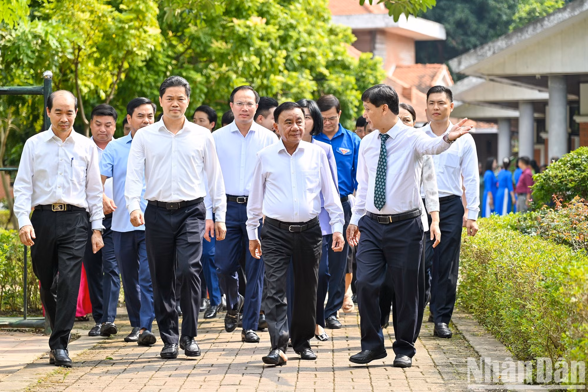 Tran Cam Tu, miembro permanente del Secretariado del Comité Central del Partido Comunista de Vietnam, y delegados visitan la Aldea Infantil SOS en Hanói.