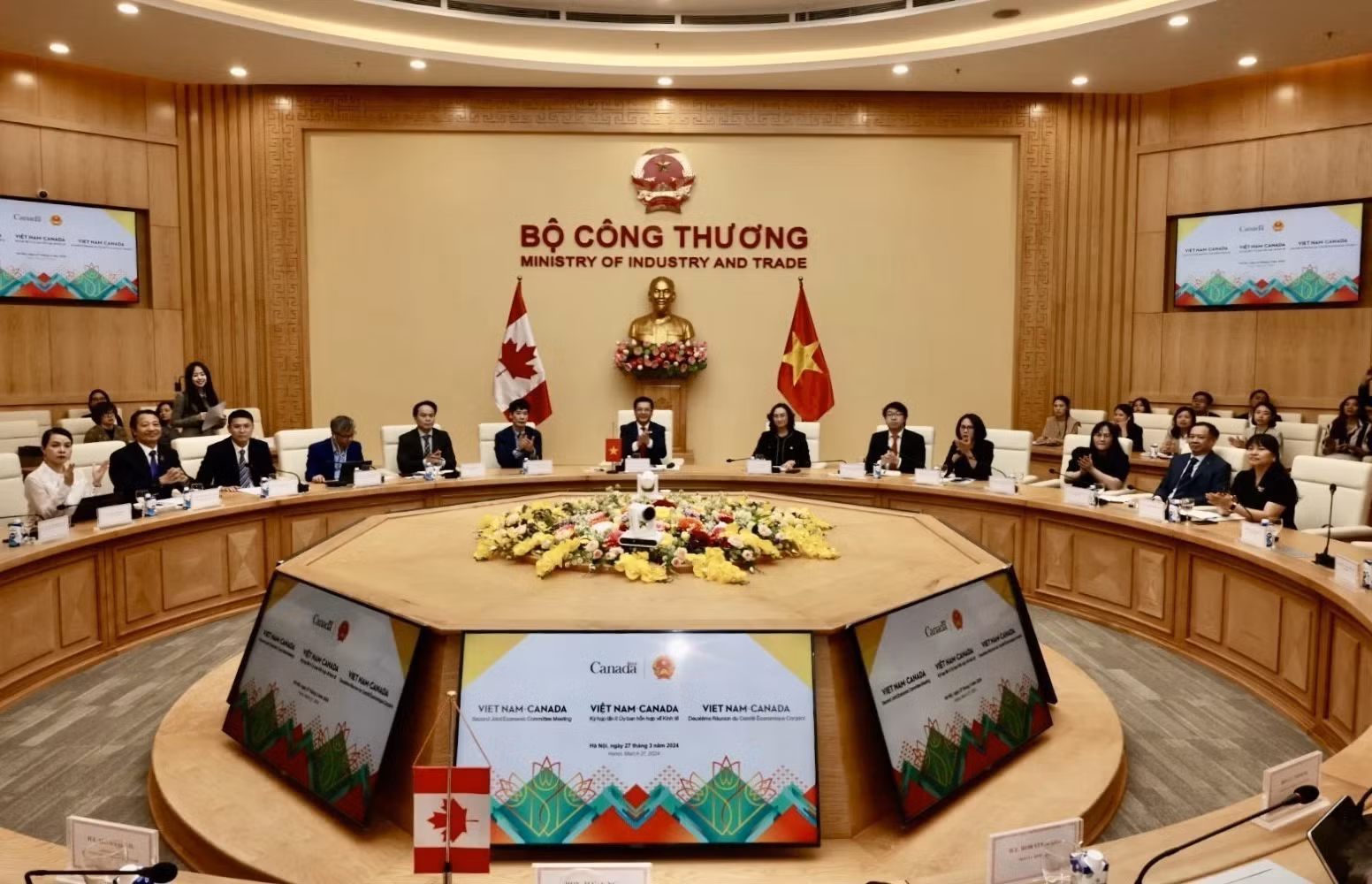 Directivos de ministerios y sectores de Vietnam asisten a la segunda sesión del Comité Mixto de Economía Vietnam-Canadá, el 27 de marzo de 2024. (Foto: VNA)