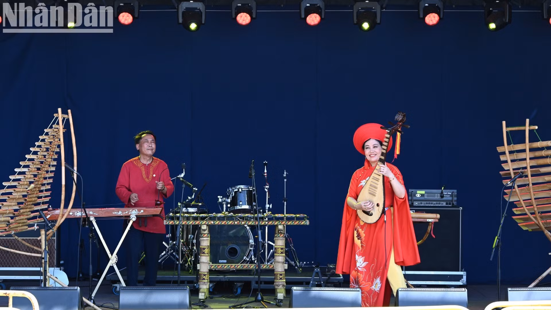 Tang Thanh Son, subdirector del Centro Cultural Vietnamita en Francia, y la artista Thanh Ngoc, en el escenario principal del Festival. (Foto: Trung Hung)