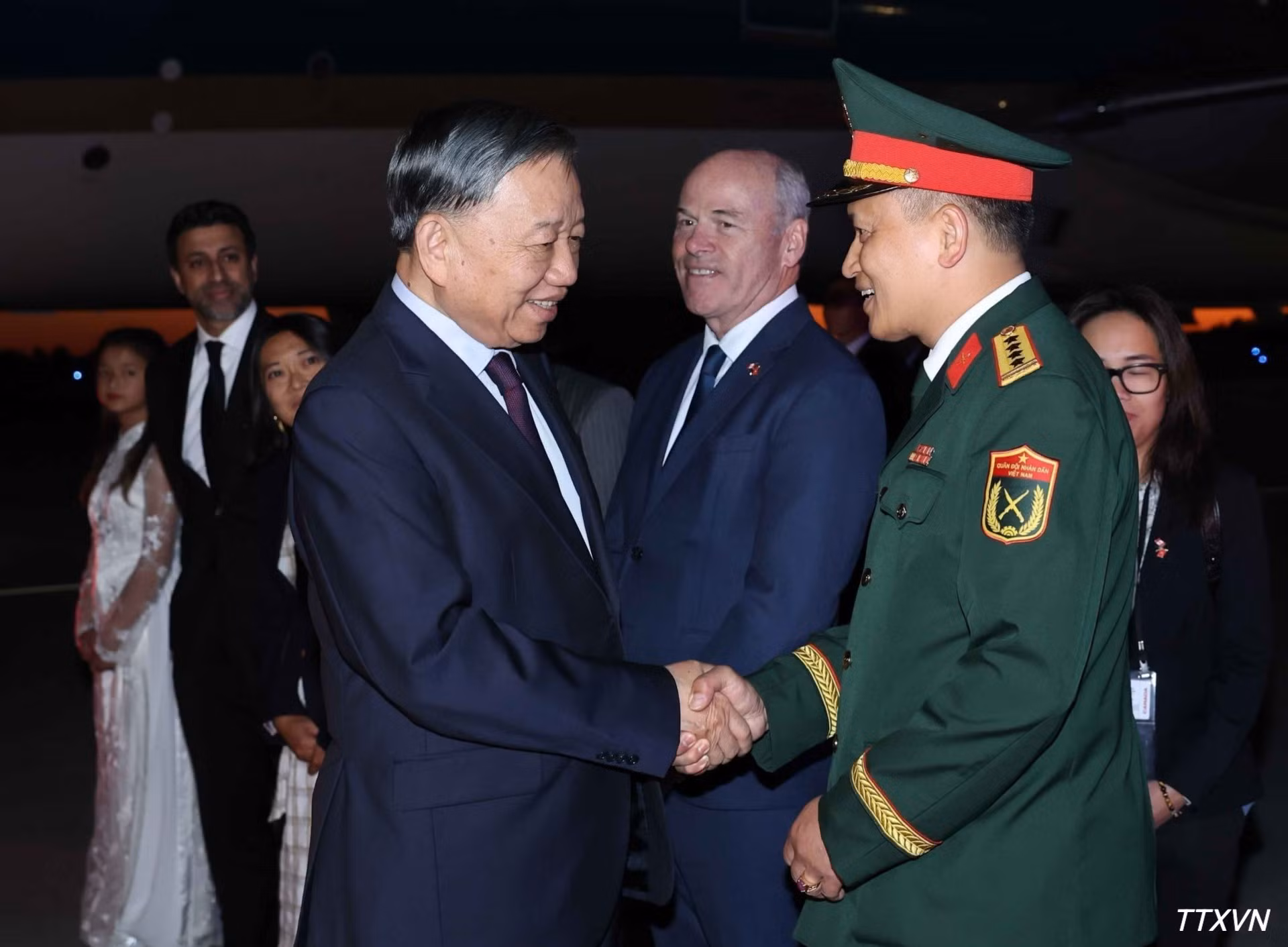Funcionarios y personal de la Embajada de Vietnam en Canadá recibe al secretario general del Partido Comunista de Vietnam y presidente del país, To Lam, en el Aeropuerto Internacional McDonald-Cartier de Ottawa. (Foto: VNA)
