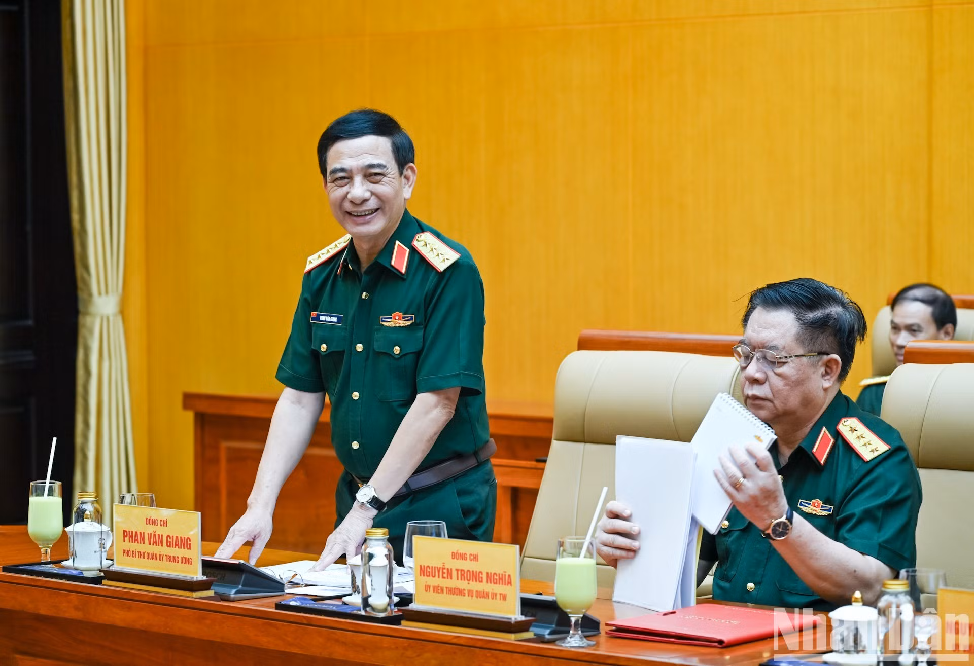 El general Phan Van Giang, subsecretario de la Comisión Militar Central, viceprimer ministro y ministro de Defensa, habla en el acto. (Foto: Duy Linh)