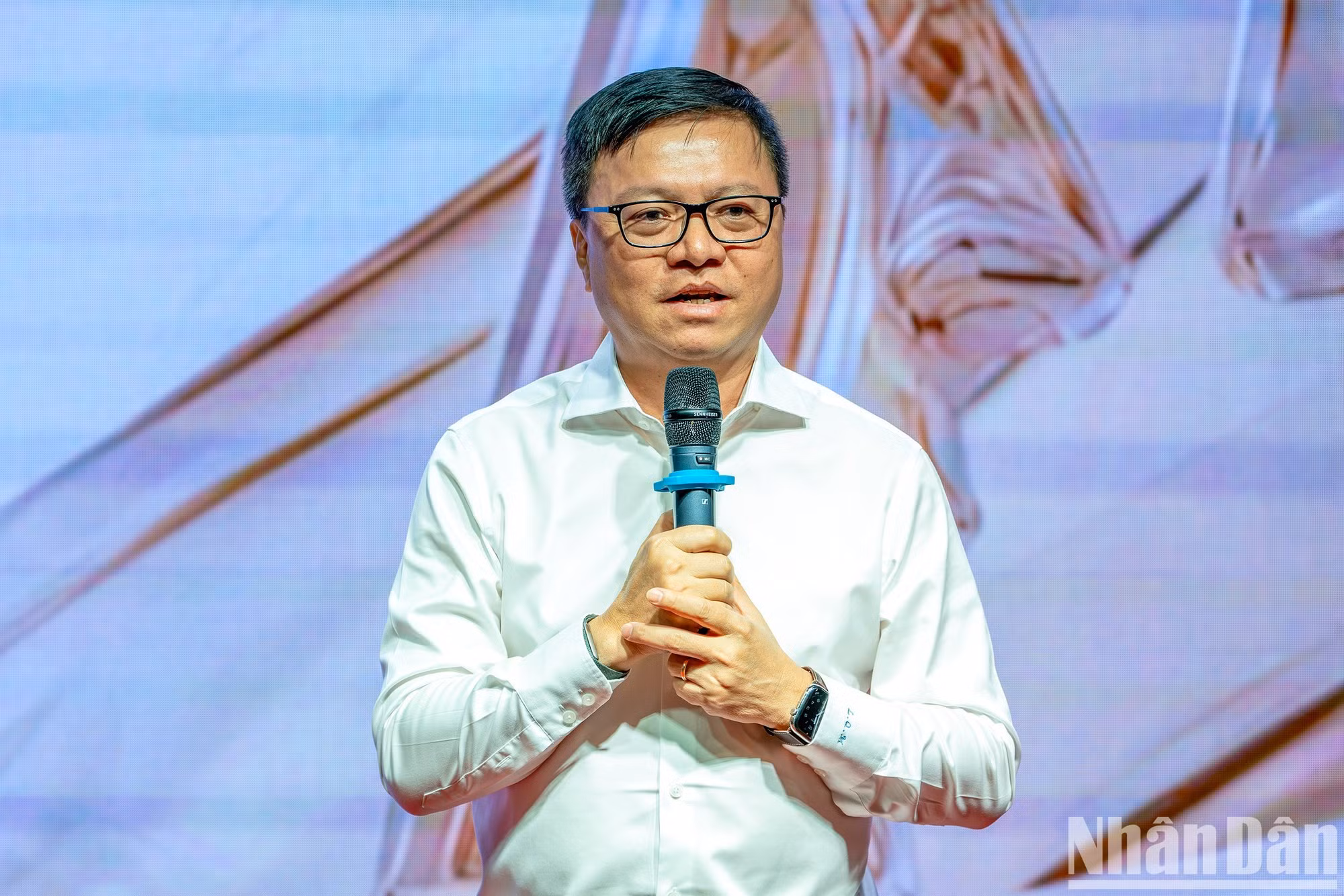 Le Quoc Minh, presidente editor de Nhan Dan, subjefe de la Comisión de Propaganda y Movilización de Masas del Comité Central del Partido Comunista de Vietnam y presidente de la Asociación de Periodistas de Vietnam, comparte información durante el evento. (Foto: Thuy Nguyen)