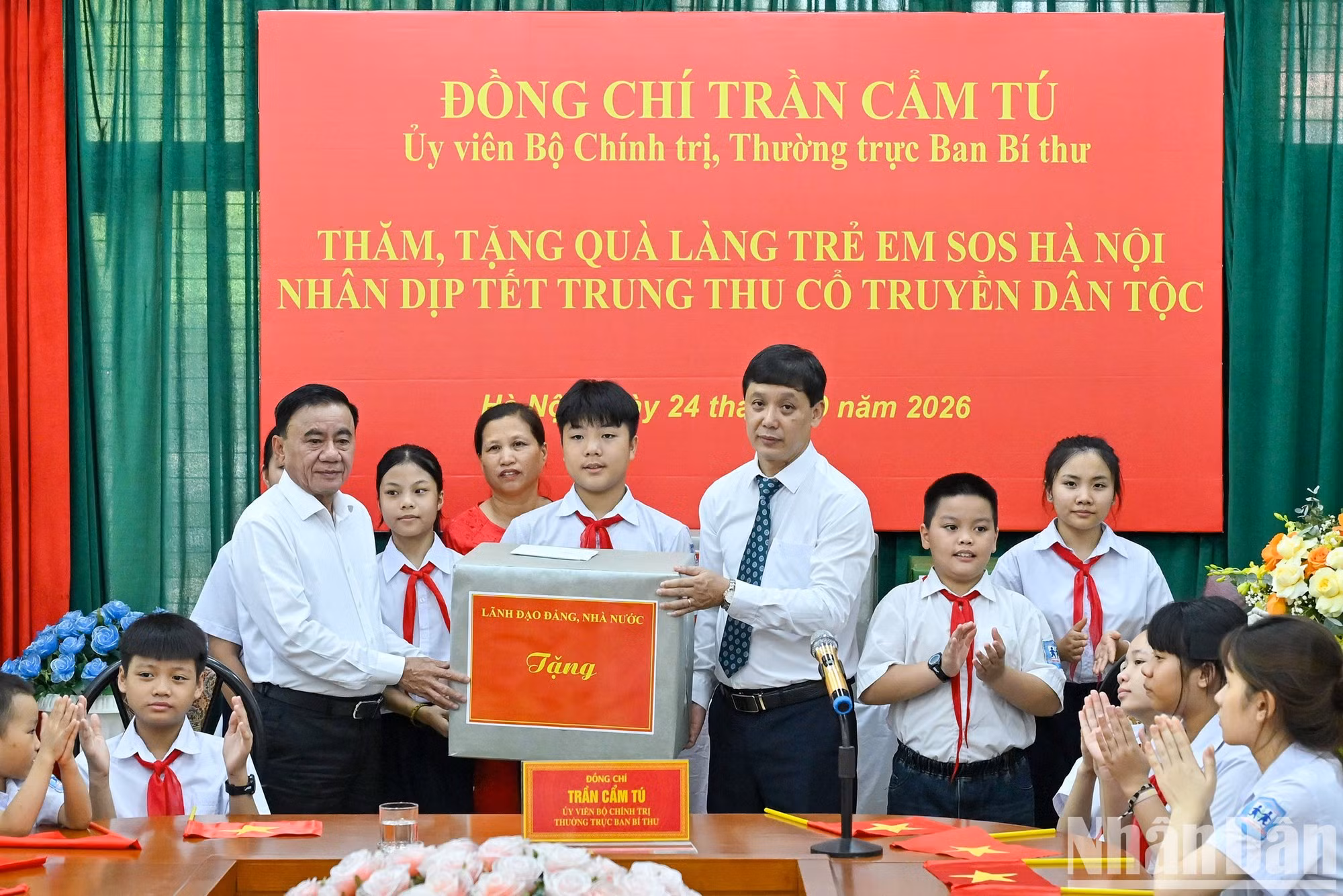 Tran Cam Tu, miembro permanente del Secretariado del Comité Central del Partido Comunista de Vietnam, entrega regalos a los niños de la Aldea Infantil SOS en Hanói.