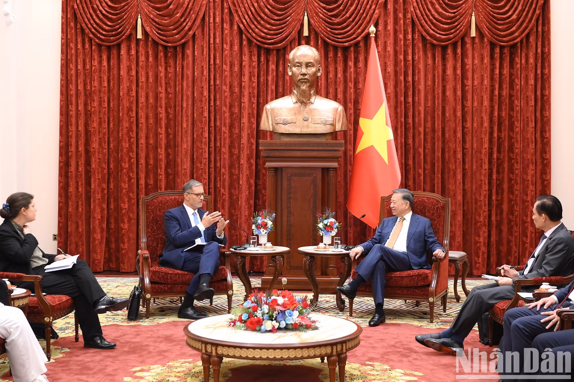 El secretario general del Partido Comunista y presidente de Vietnam, To Lam, y el embajador de Francia en Hanói, Olivier Brochet.