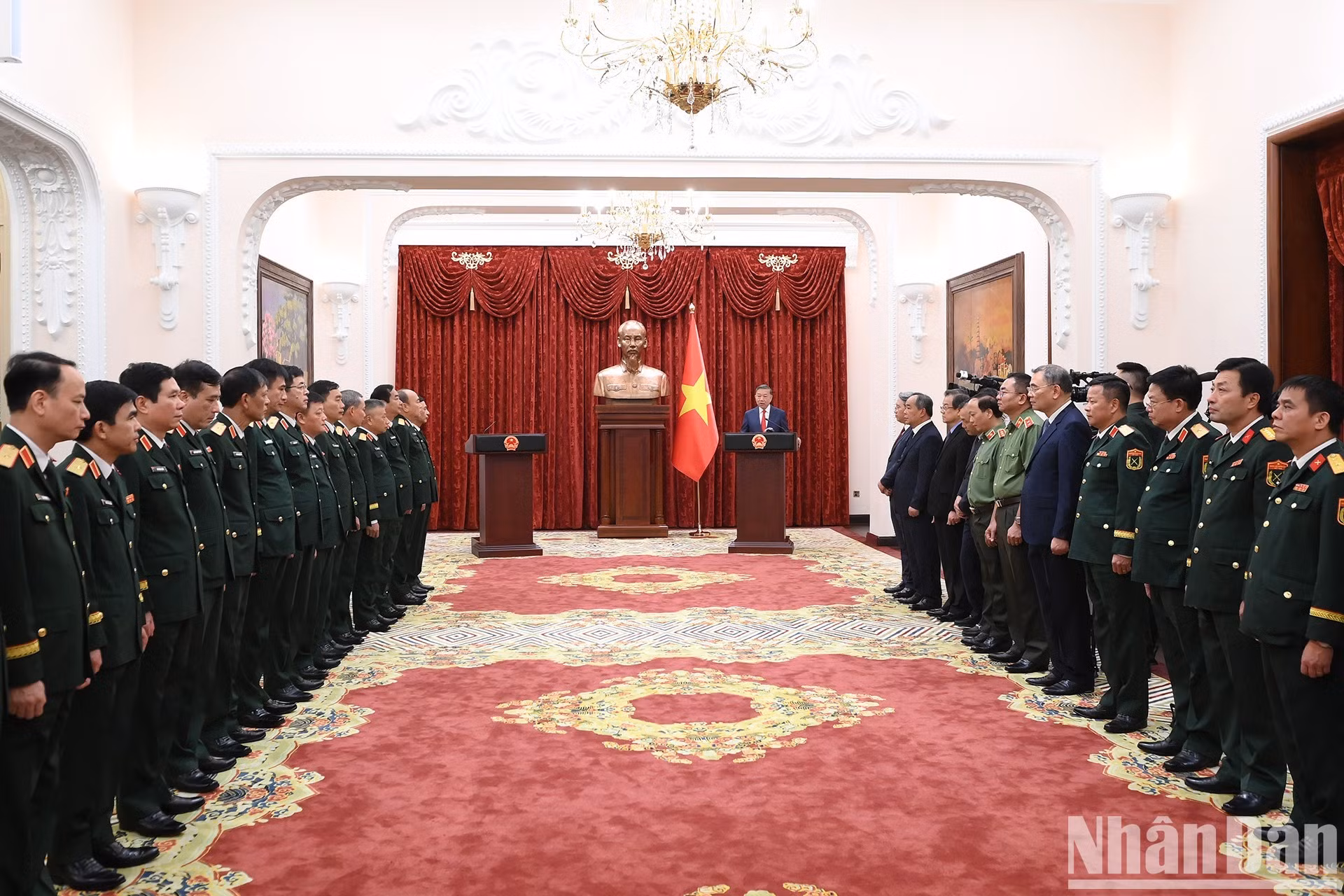El secretario general del Partido Comunista de Vietnam y presidente del país, To Lam, pronuncia un discurso asignando funciones.