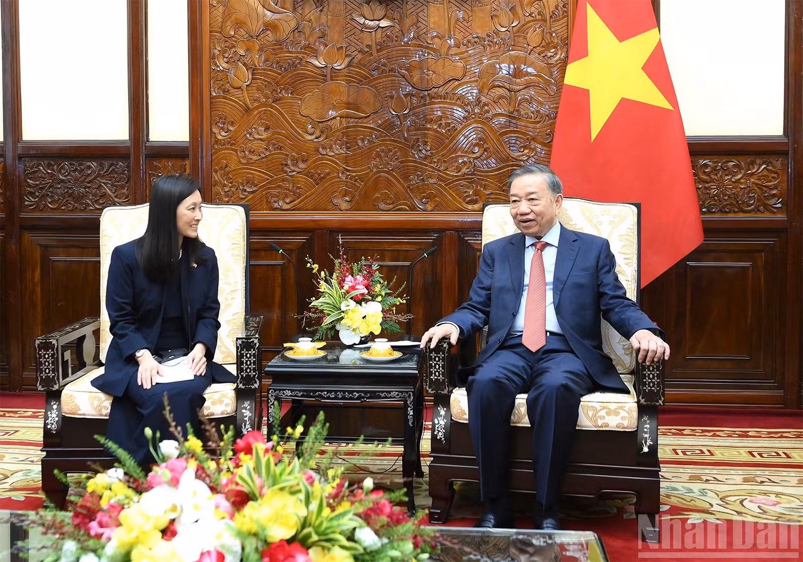 Jennifer Wicks McNamara presenta al secretario general del PCV y presidente de Vietnam, To Lam, las cartas que la acreditan como embajadora de Estados Unidos en Hanói. (Foto: Dang Khoa)