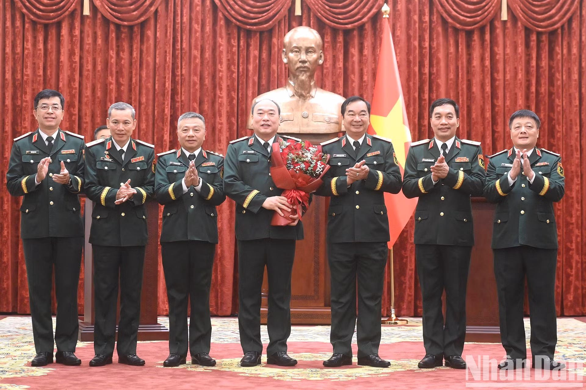 Los delegados entregan flores para felicitar al teniente general Le Quang Dao, subjefe del Estado Mayor del Ejército Popular de Vietnam.