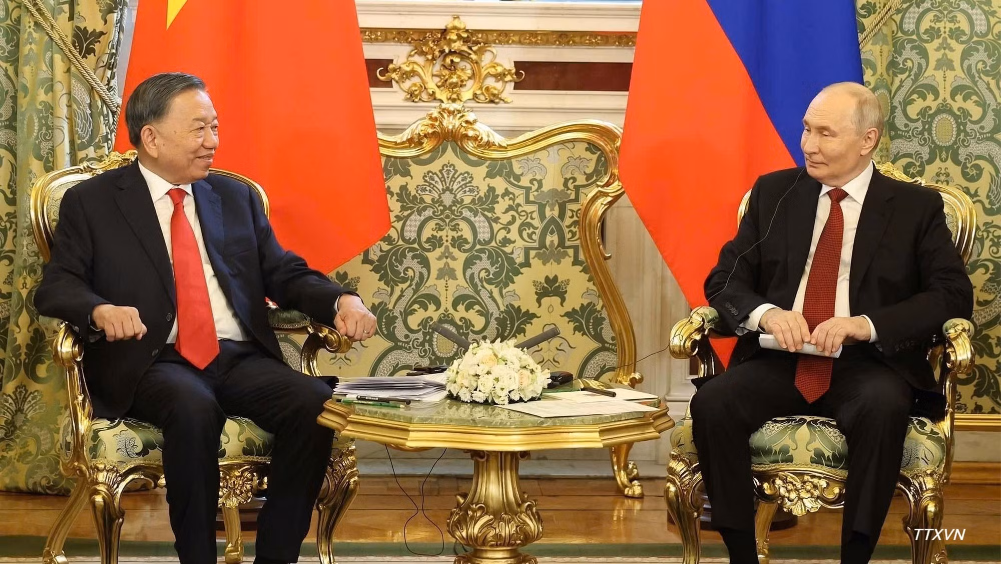 El secretario general del Partido Comunista y presidente de Vietnam, To Lam, sostiene una reunión privada con el presidente ruso, Vladimir Putin.