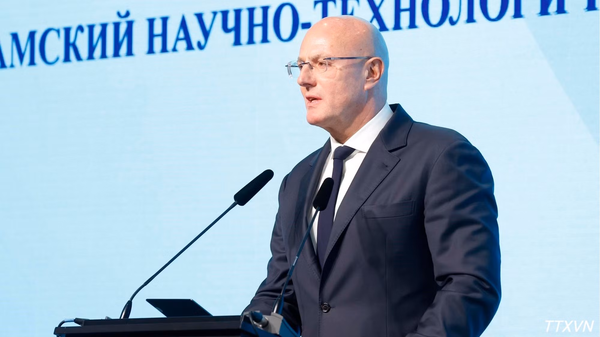 El viceprimer ministro ruso, Dmitry Chernyshenko, habla en la cita. (Foto: VNA)