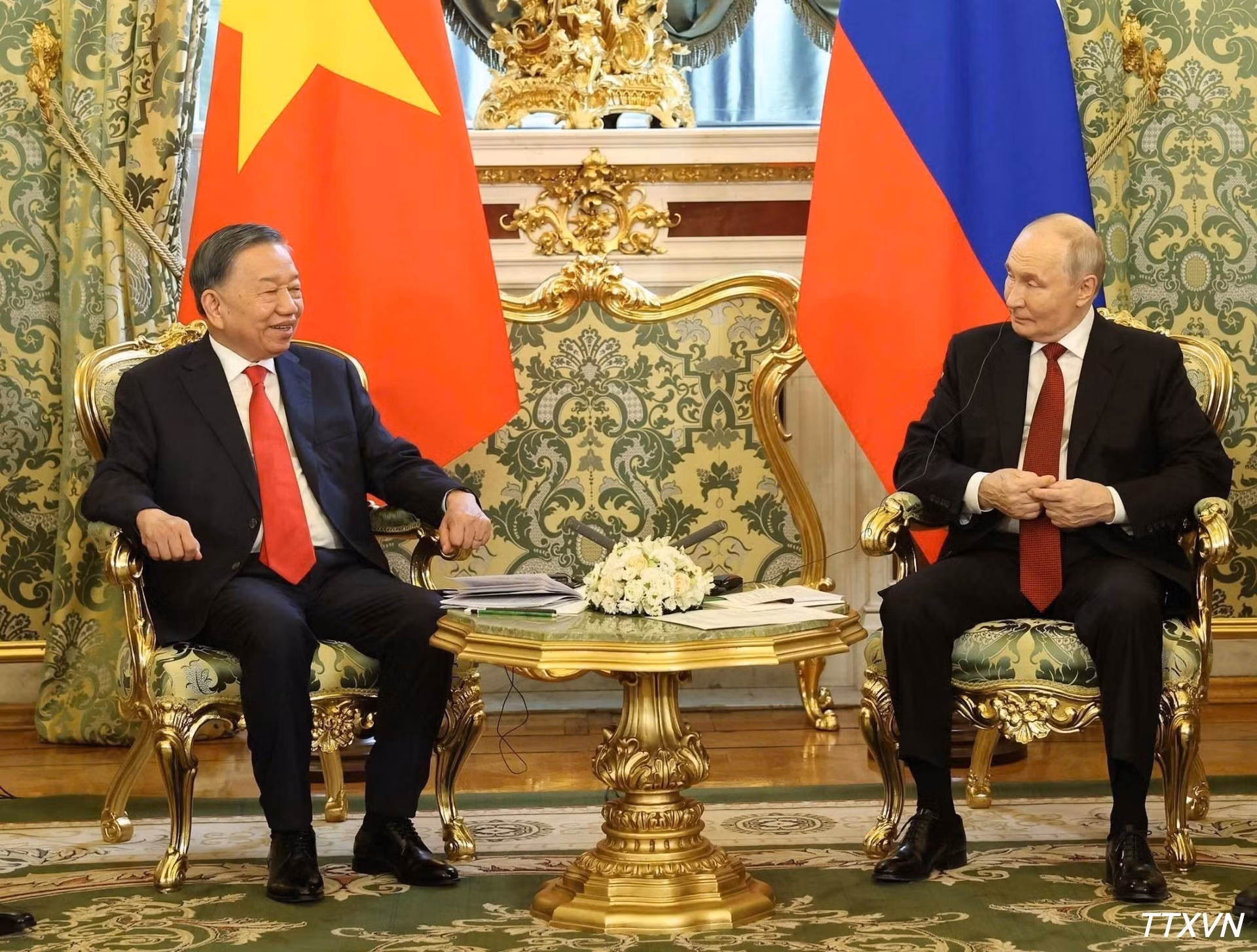 El secretario general del Partido Comunista y presidente de Vietnam, To Lam, mantiene una reunión privada con el presidente ruso, Vladimir Putin.