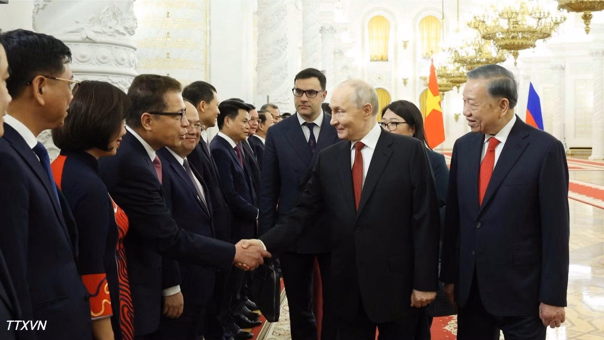 El secretario general del Partido Comunista y presidente de Vietnam, To Lam, el presidente ruso, Vladimir Putin, y los delegados vietnamitas.