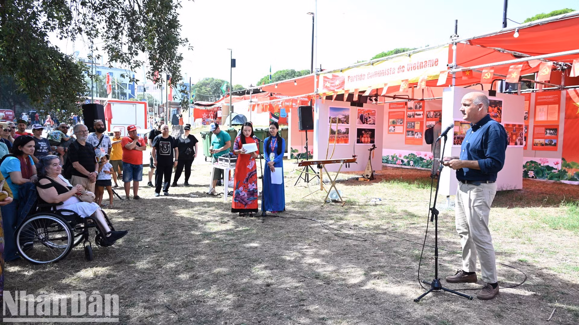 “El Presidente Ho Chi Minh dejó un inmenso legado de patriotismo y revolución para el pueblo vietnamita, así como para todos los revolucionarios y fuerzas progresistas del mundo”, afirma el secretario general del PCP, Paulo Raimundo, en la inauguración de la exposición temática “Presidente Ho Chi Minh: bello símbolo de solidaridad internacional”.
