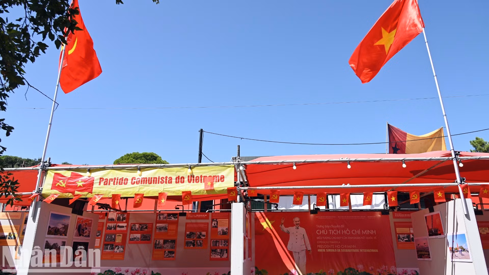 Imágenes del presidente Ho Chi Minh, junto con la vívida representación de un Vietnam que se adentra con confianza en la era del engrandecimiento, cautivan a los amigos internacionales en el 50º Festival de Prensa Avante.