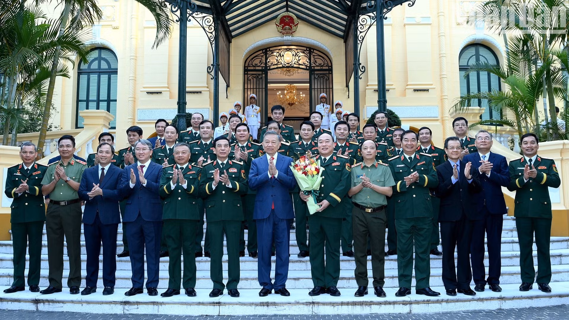 El secretario general del Partido Comunista de Vietnam y presidente del país, To Lam, y los delegados asisten a la ceremonia.